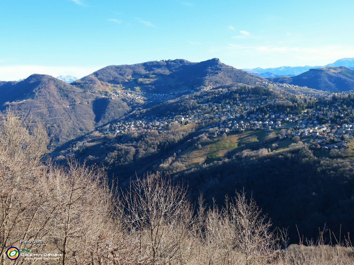 04 Altopiano di Selvino-Aviatico con Cornagera  e Poieto dal tempietto Madonna del Perello.JPG